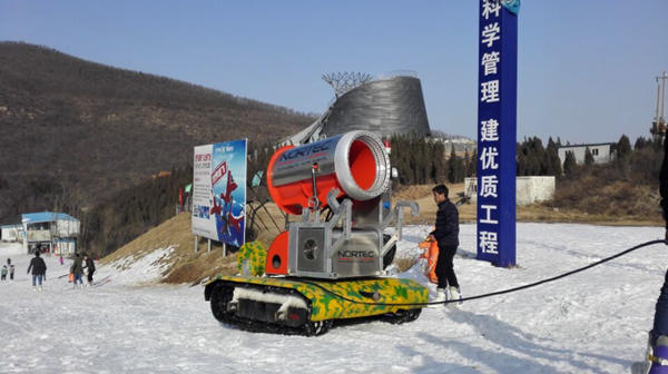 履帶造雪機(jī)_履帶式造雪機(jī)_自行造雪機(jī)