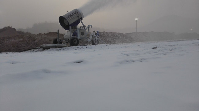 甘肅嘉峪關(guān)懸臂滑雪場